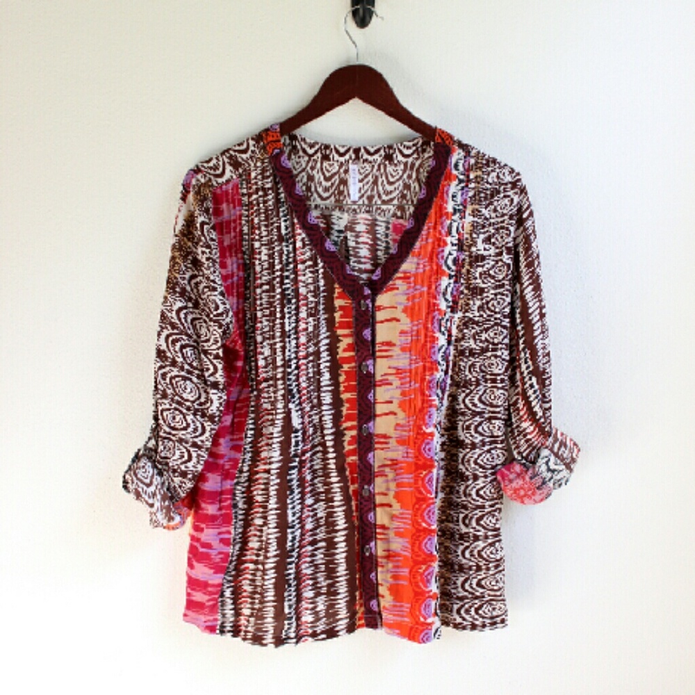 NWT Passports abstract pattern V-Neck Button-down